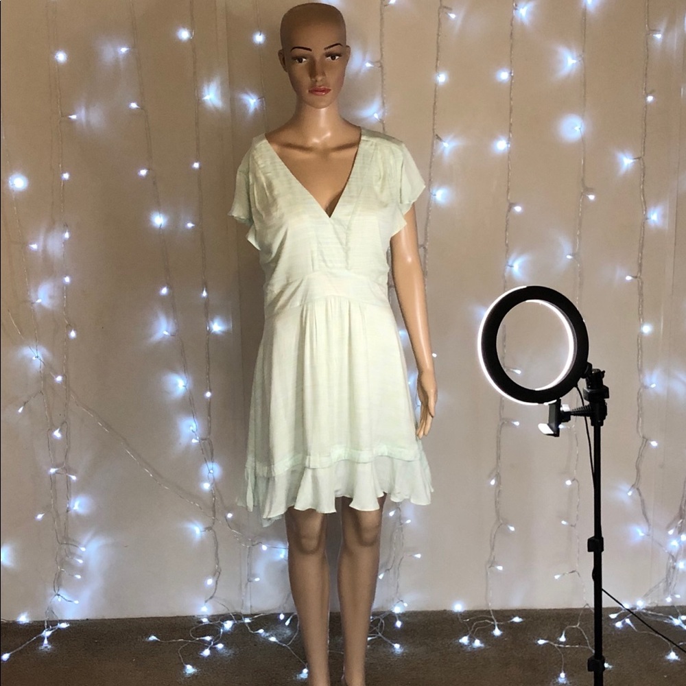 Mint green short sleeve dress featurin
